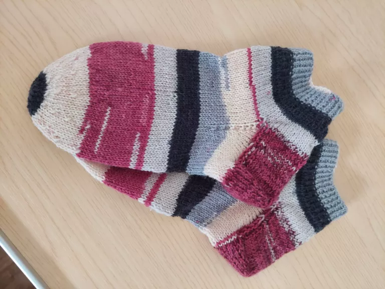 Sneaker-Socken gestrickt